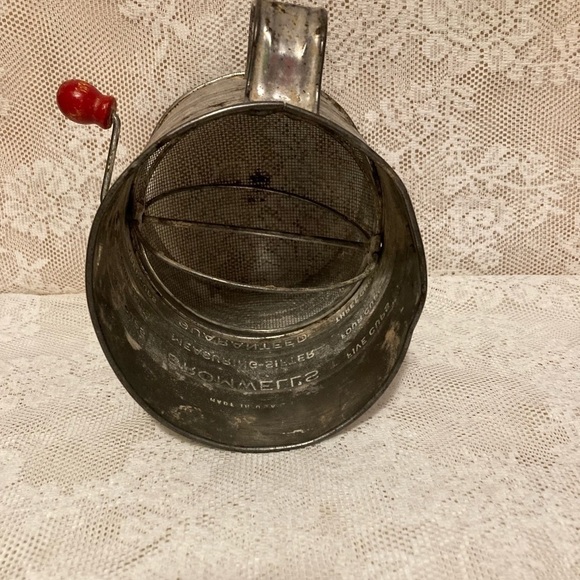 Vintage Metal Bromwell's 5 Cups Measuring Sifter Red wood Crank handle - Picture 6 of 13